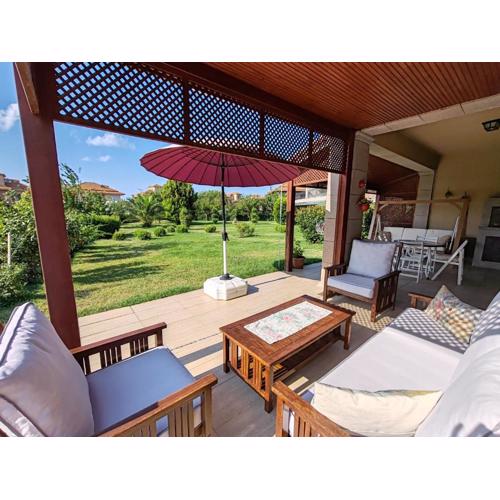 Garden Floor Flat in a Beachfront Complex with a Pool